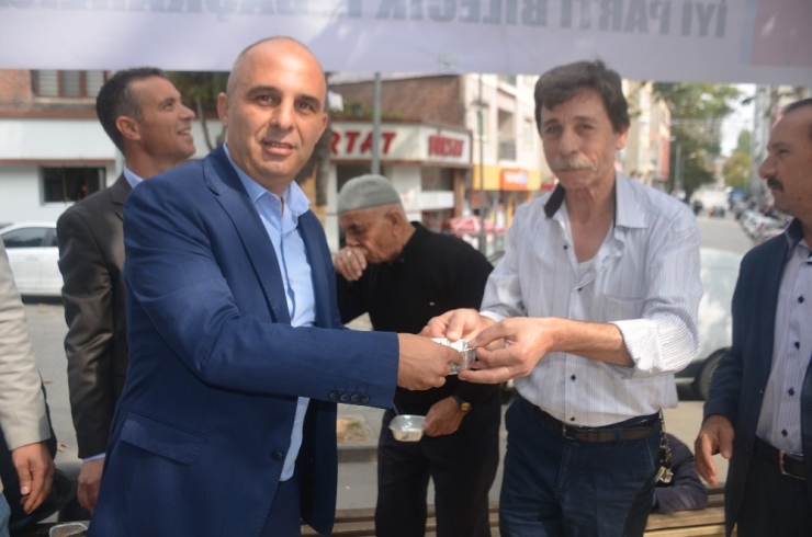 Belediye Başkan Yardımcısı Gürses’ten Vatandaşa Aşure İkramı