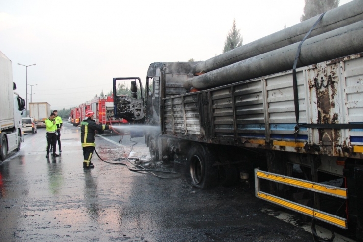Balataları Tutuşan Tır Yanarak Kullanılamaz Hale Geldi