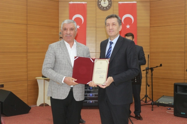 Bakan Selçuk’tan Eğitime Destek Verenlere Teşekkür