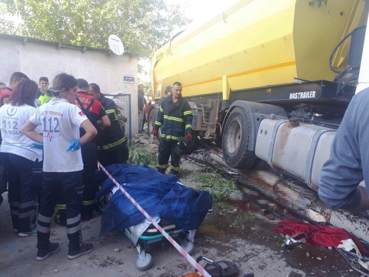 Milas’ta Kontrolden Çıkan Tır Etrafı Savaş Alanına Çevirdi: 1 Ölü