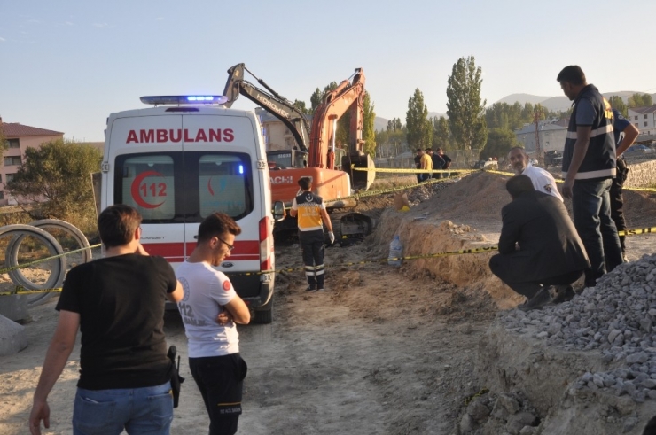 Bulanık’ta Ekskavatör İle Duvar Arasında Sıkışan İşçi Hayatını Kaybetti