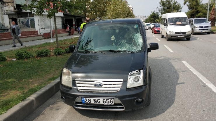 Yolun Karşısına Geçmek İsteyen İki Kardeş Ölümden Döndü