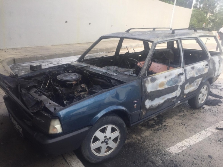 Sinop’ta Hastane Bahçesinde Otomobil Yangını