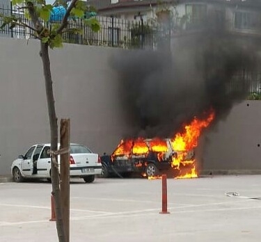Sinop’ta Hastane Bahçesinde Otomobil Yangını