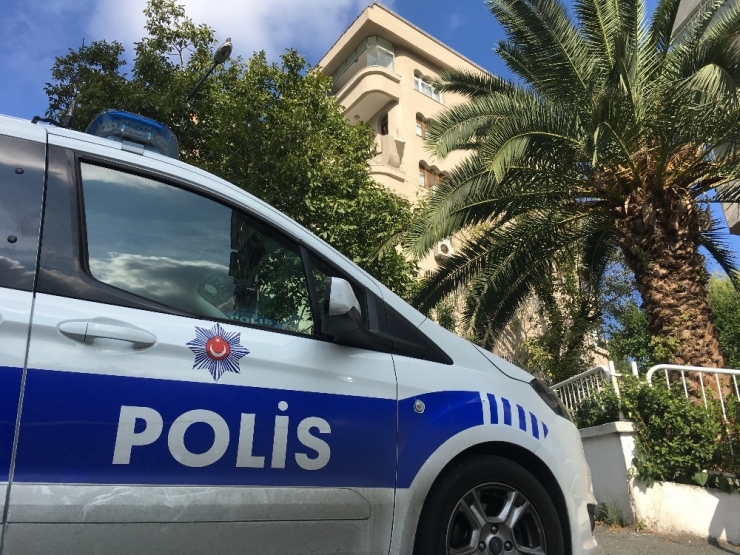 Şişli’de 5 Katlı Binanın Balkonu Artçı Depremle Yıkıldı