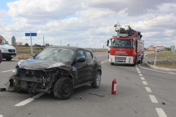 Otomobiller Çarpıştı: 1 Yaralı