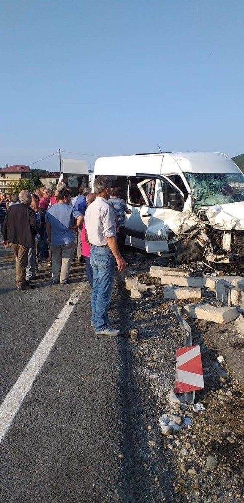 Öğrenci Servisi İle İş Makinesi Çarpıştı: 7 Yaralı