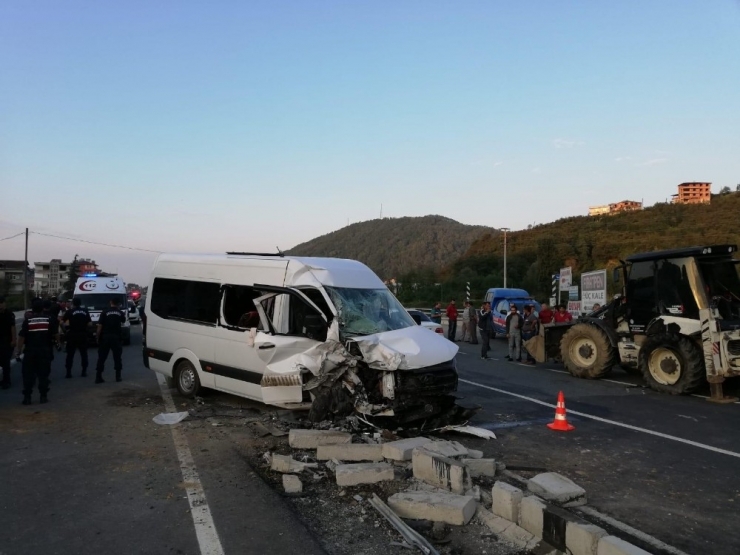 Öğrenci Servisi İle İş Makinesi Çarpıştı: 11 Yaralı