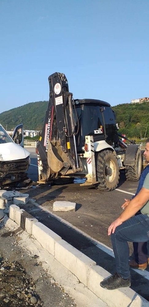 Öğrenci Servisi İle İş Makinesi Çarpıştı: 7 Yaralı