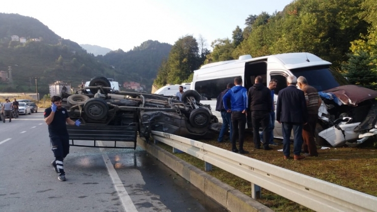 Trabzon’da Öğrenci Servisi Pikap İle Çarpıştı: 2 Yaralı
