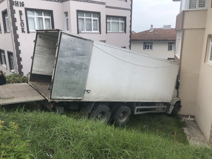 Zonguldak’da Kamyon Eve Girdi Ev Sahipleri Deprem Sandı