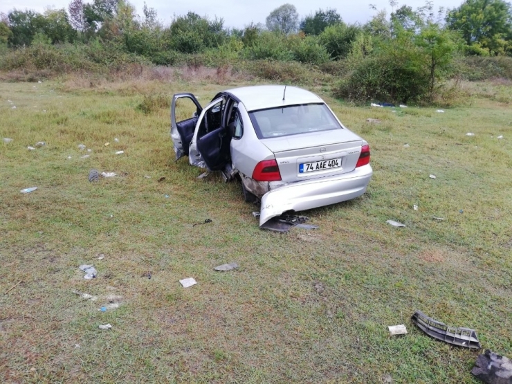 İki Araç Kavşakta Çarpıştı: 2 Yaralı