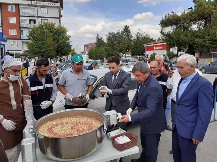 Altıntaş Belediyesi’nden Aşure İkramı