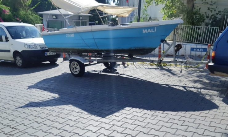 Kaş’ta İlginç Kaza: Tekne Otomobilin Üzerine Devrildi