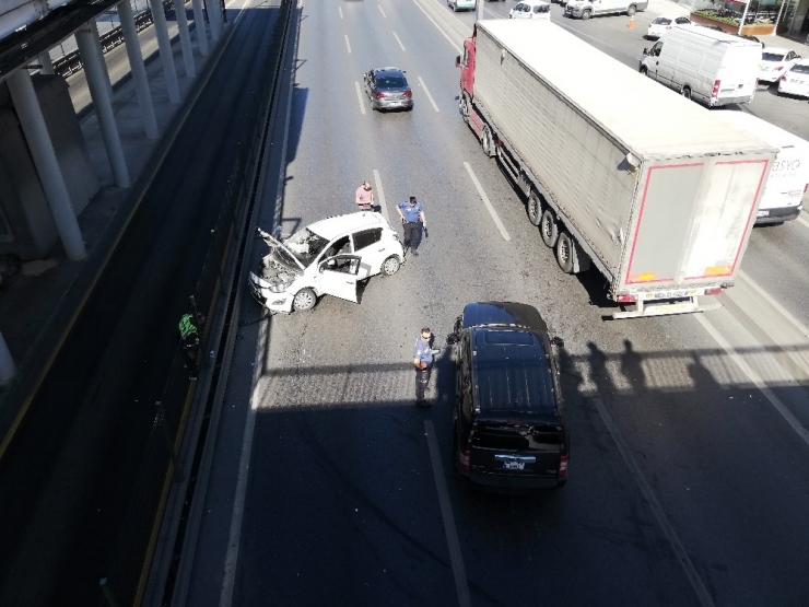 Avcılar E-5’te Trafiği Kilitleyen Kaza