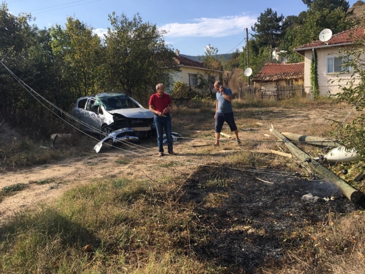 Yoldan Çıkan Otomobil Elektrik Direğine Çarparak Durabildi
