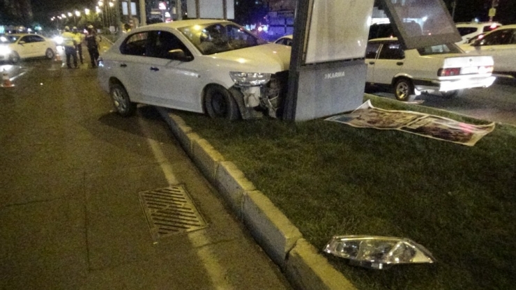Kırmızı Işıkta Geçen Otomobil, Reklam Panosuna Uçtu: 7 Yaralı