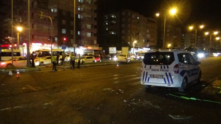 Kırmızı Işıkta Geçen Otomobil, Reklam Panosuna Uçtu: 7 Yaralı