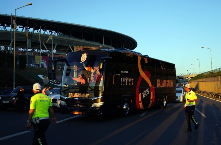 Takımlar Stada Ulaştı
