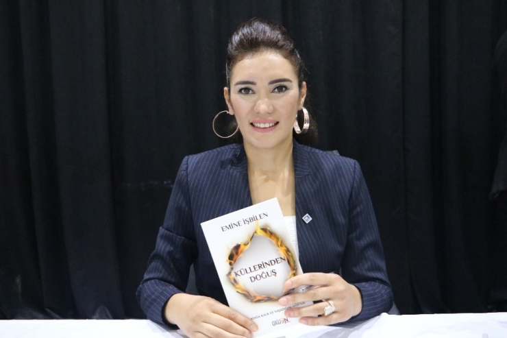 Genç Yazar İlk Kitabını Tanıttı