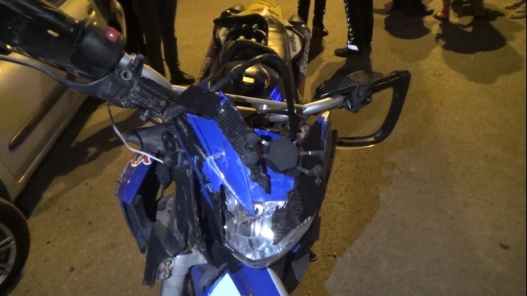 Hatay’da Motosiklet Ağaca Çarptı: 2 Yaralı