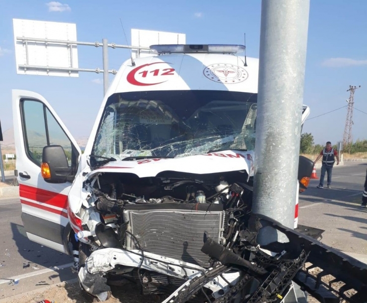 Malatya’da Ambulansla Otomobil Çarpıştı: 1 Yaralı