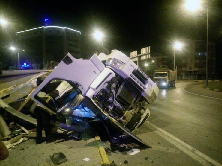 Milas’ta Sebze Yüklü Tır Kaza Yaptı