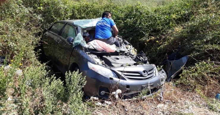 Otomobil Traktöre Arkadan Çarptı; 3 Yaralı