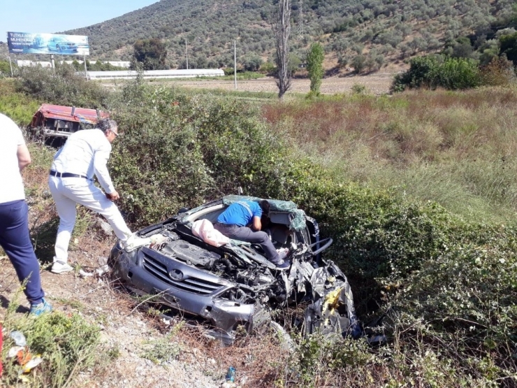 Otomobil Traktöre Arkadan Çarptı; 3 Yaralı