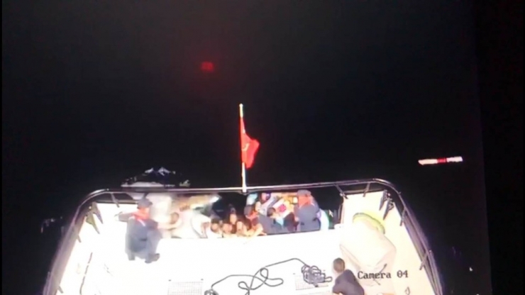 Ege Denizinde Can Pazarı... Teknesi Batan Düzensiz Göçmenlerin İmdadına Türk Askeri Yetişti
