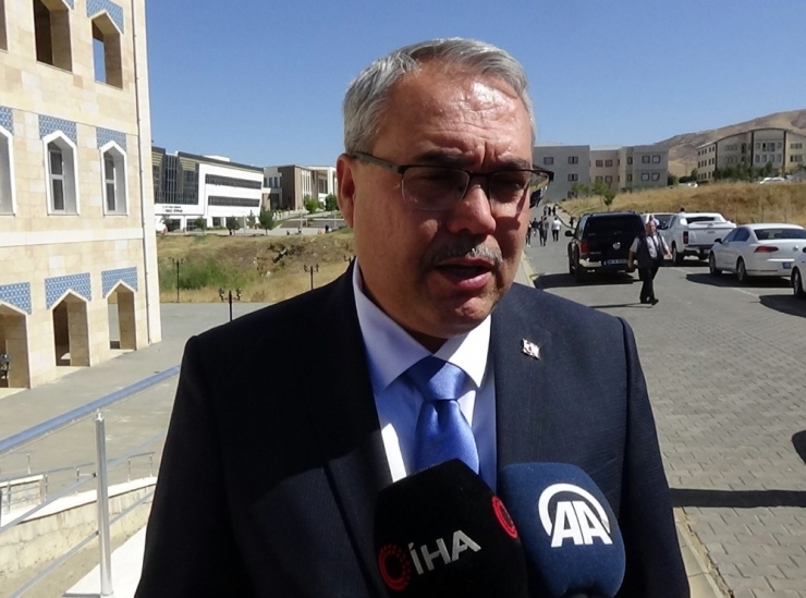 Vali Gündüzöz: “30 Yaşına Varmadan Hayatlarını Kaybedeceği Bir Serüvenin İçindeler”