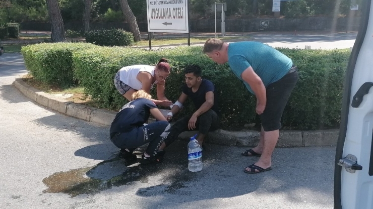 Komyonetin Çarpıp 20 Metre Sürüklediği Kasksız Motosiklet Sürücüsü Ağır Yaralandı