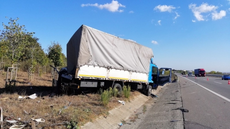 Tel Yüklü Tır Park Halindeki Kamyona Çarptı: 1 Yaralı