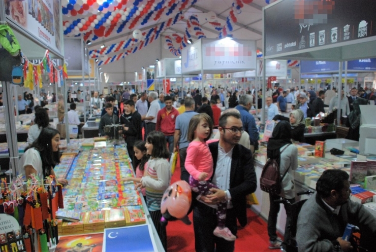 Tokat’ta, Kitap Fuarına Yoğun İlgi