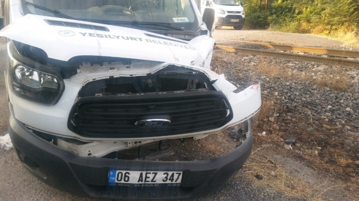 Tren Kamyonete Çarptı, 1 Yaralı