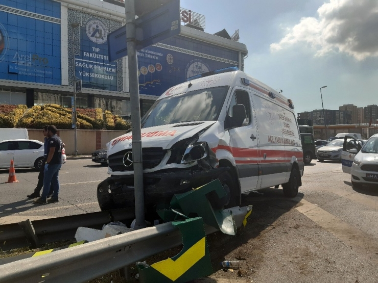 Ambulans İle Otomobil Çarpıştı: 2 Yaralı