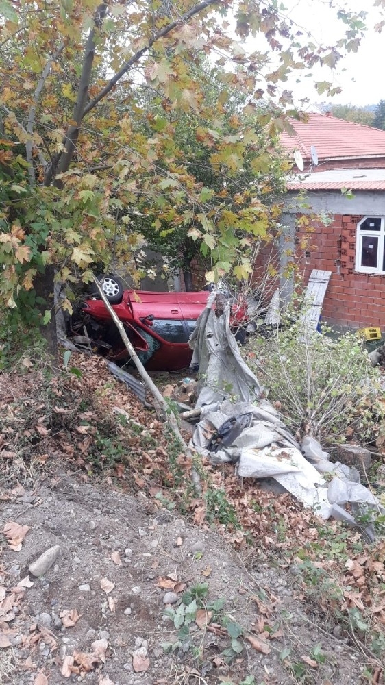 Otomobil Evin Bahçesine Uçtu: 3 Yaralı