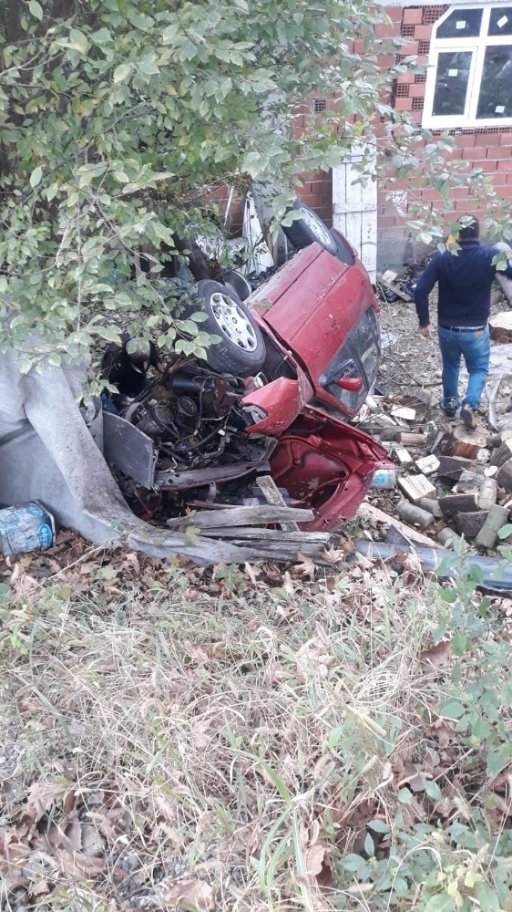 Otomobil Evin Bahçesine Uçtu: 3 Yaralı