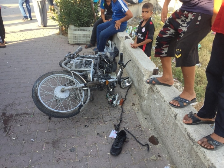 Otomobile Çarpan Motosiklet Sürücüsü Öldü