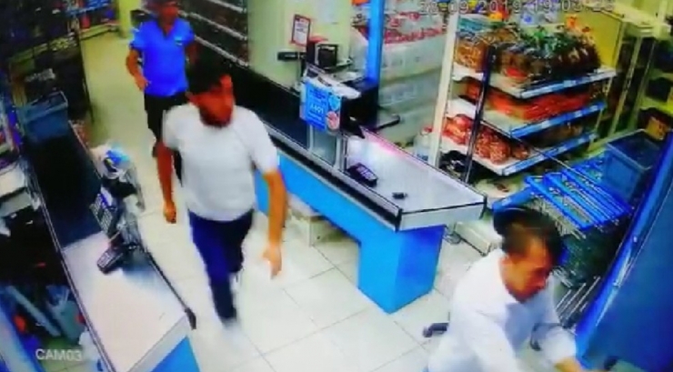 Markette Silahlar Çekildi, 4 Kişi Yaralandı