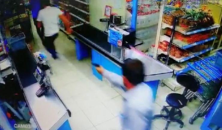 Markette Silahlar Çekildi, 4 Kişi Yaralandı