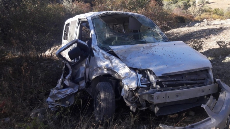 60 Metrelik Uçuruma Yuvarlanan Aracın Sürücüsü Ağır Yaralandı