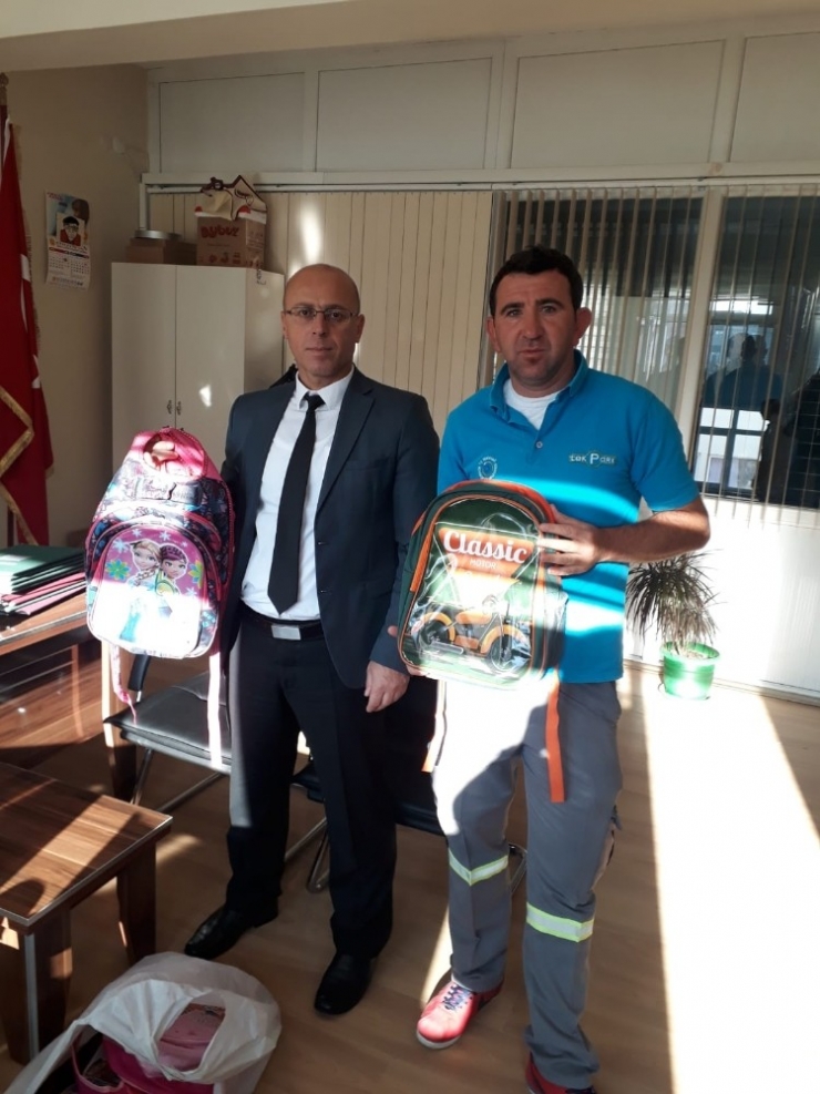 Asgari Ücretle Çalışan İşçi Her Yıl Yüzlerce Öğrencinin Yüzünü Güldürüyor