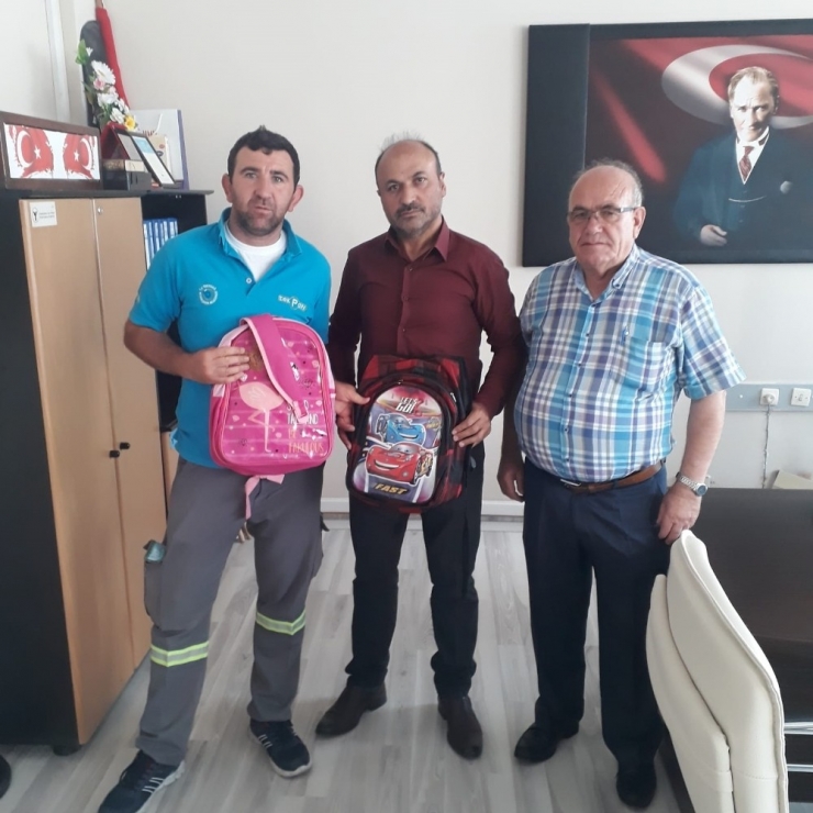 Asgari Ücretle Çalışan İşçi Her Yıl Yüzlerce Öğrencinin Yüzünü Güldürüyor