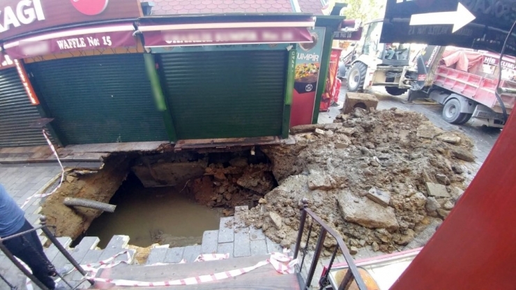 Beşiktaş Kumpirciler Çarşısı’nda Yol Çöktü
