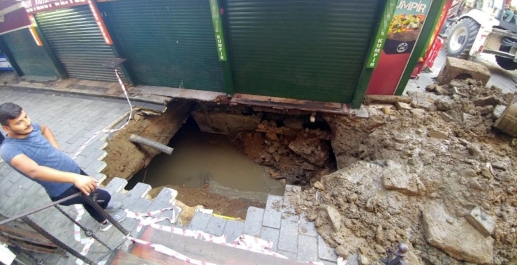 Beşiktaş Kumpirciler Çarşısı’nda Yol Çöktü