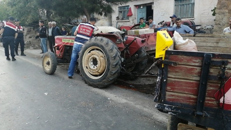Kamyon Yol Kenarında Bekleyen 5 Kişiye Çarpıp Markete Daldı
