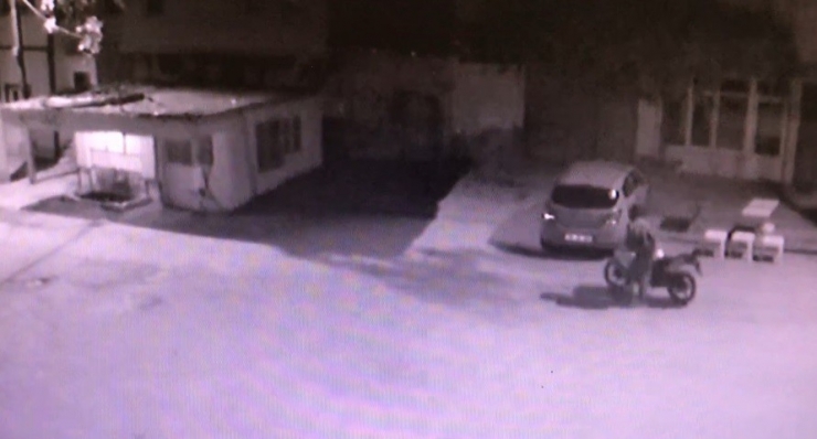 Motosikletli Hırsız Köy Köy Gezip, Dükkanları Soydu