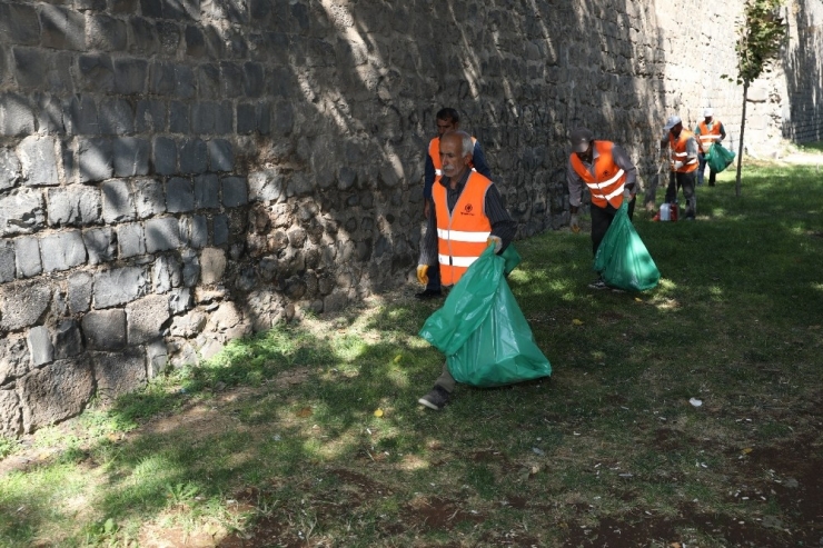 Büyükşehir Belediyesi Ekipleri, Tarihi Surların Etrafını Temizliyor