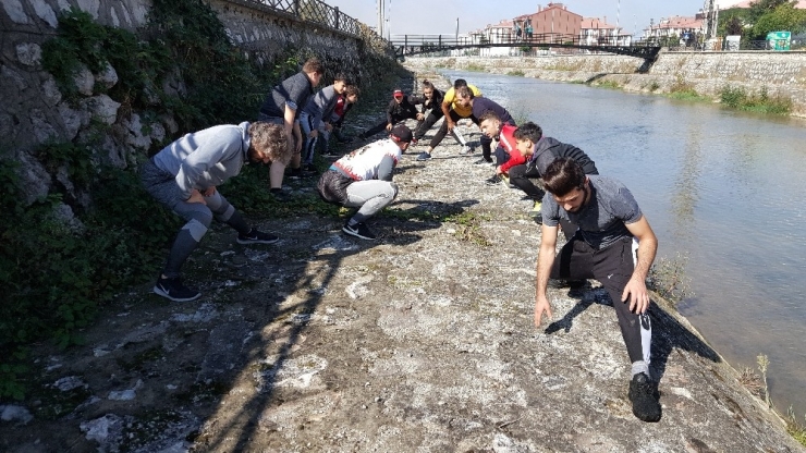 Şehrin Ortasından Geçen Dereyi Spor Alanı Yaptılar
